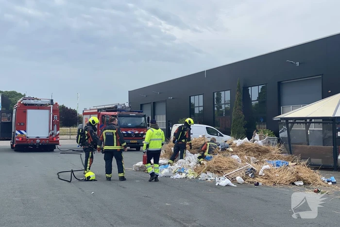 Lading van vuilniswagen in brand bij kwekerij Rozenhof