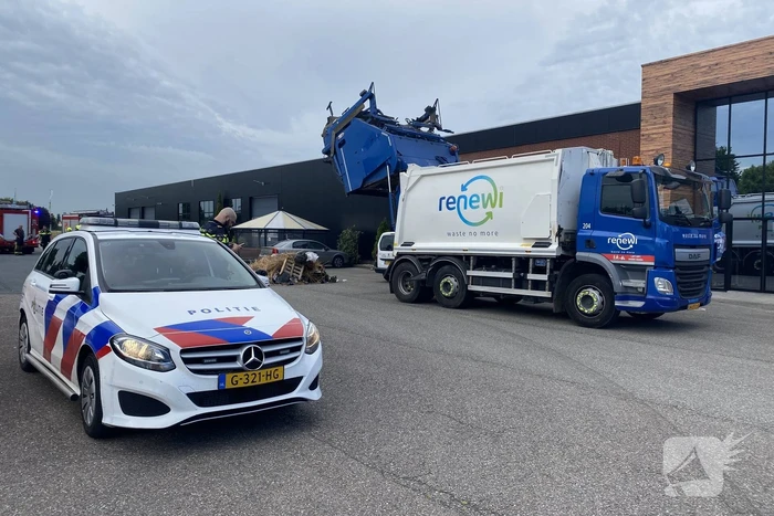 Lading van vuilniswagen in brand bij kwekerij Rozenhof