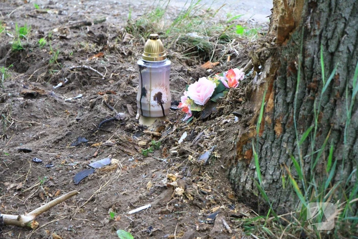 Kaarsje en bloemen neergelegd voor omgekomen automobilist