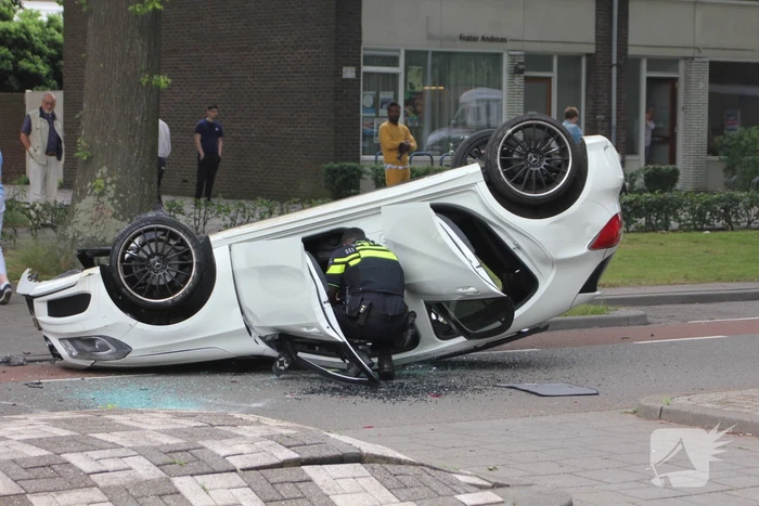 Mercedes slaat over de kop