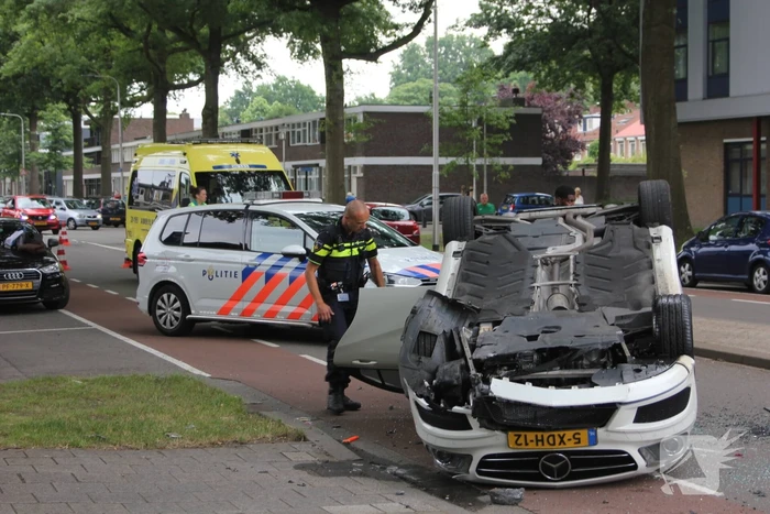 Mercedes slaat over de kop