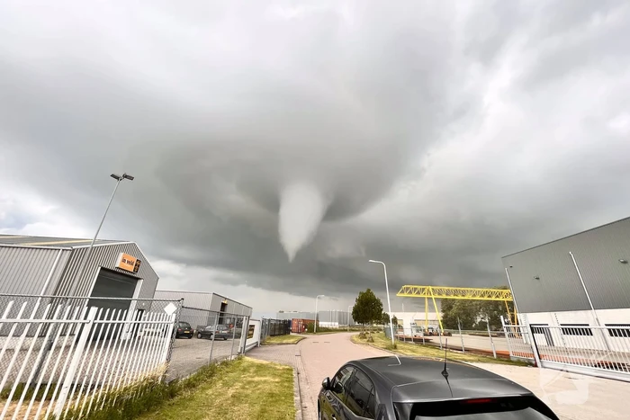 Windhoos richt grote schade aan, een dode