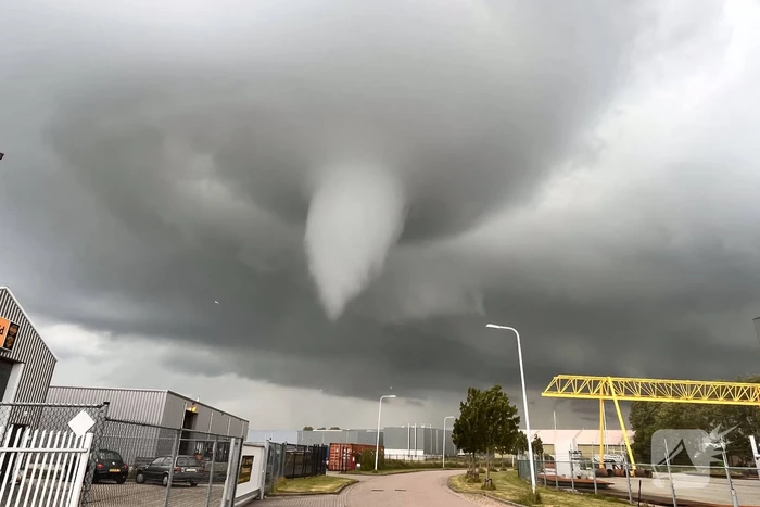 Windhoos richt grote schade aan, een dode