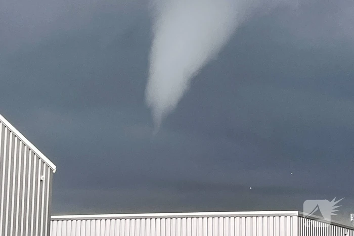 Windhoos richt grote schade aan, een dode