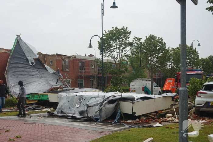 Windhoos richt grote schade aan, een dode