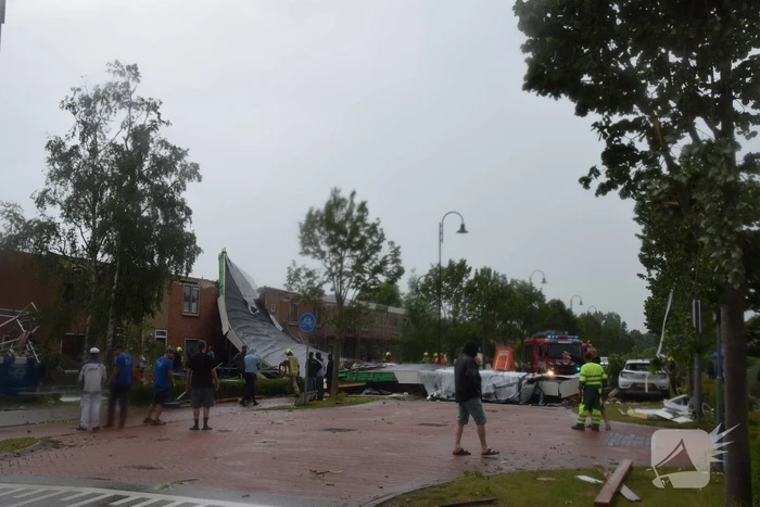 Windhoos richt grote schade aan, een dode