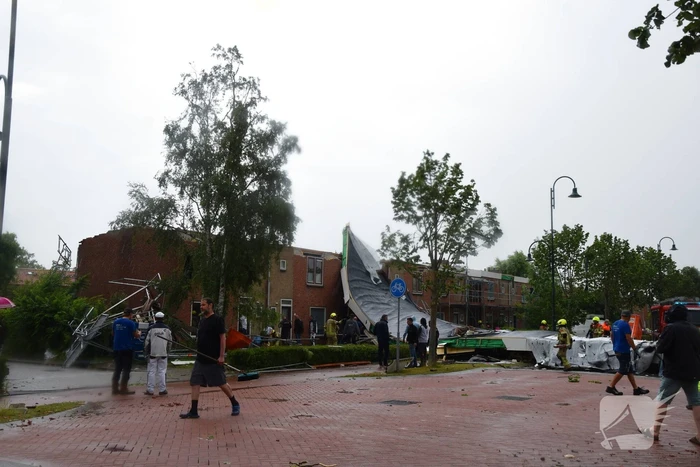 Windhoos richt grote schade aan, een dode