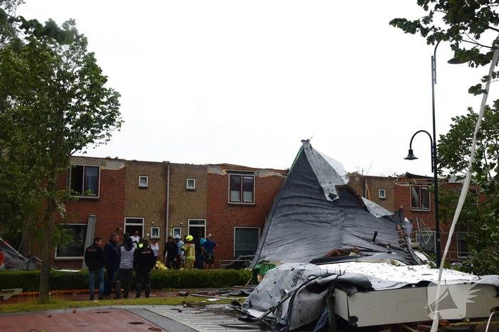 Windhoos richt grote schade aan, een dode