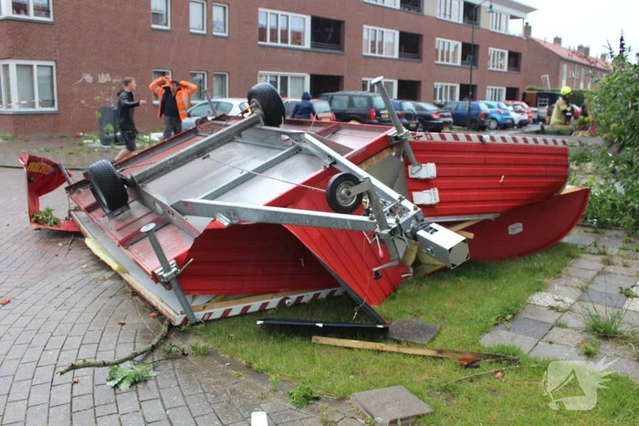 Windhoos richt grote schade aan, een dode