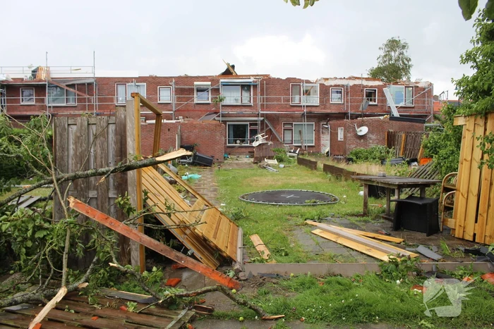 Windhoos richt grote schade aan, een dode