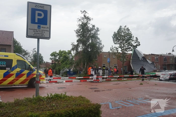 Windhoos richt grote schade aan, een dode