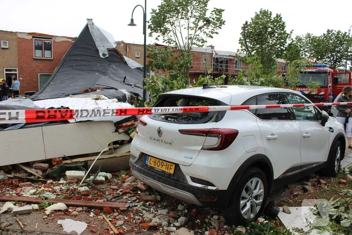 Windhoos richt grote schade aan, een dode