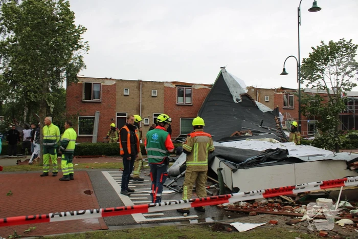 Windhoos richt grote schade aan, een dode