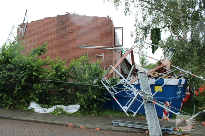 Windhoos richt grote schade aan, een dode