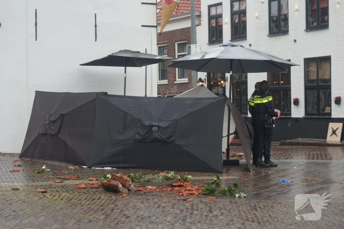 Windhoos richt grote schade aan, een dode