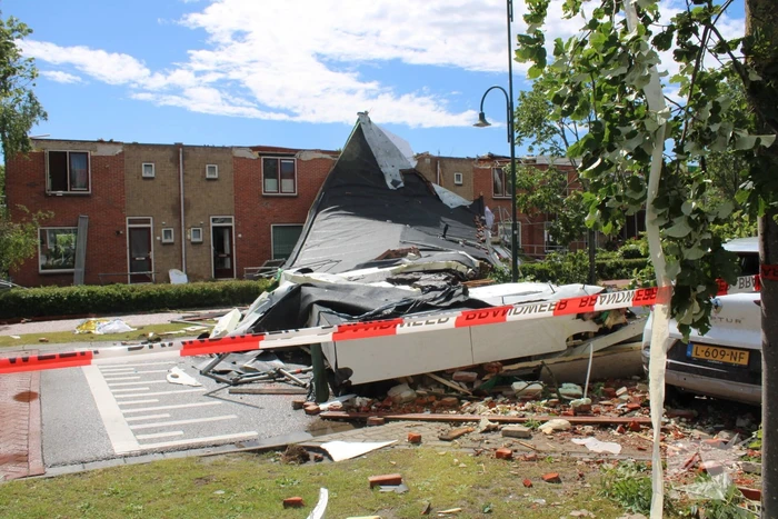 Windhoos richt grote schade aan, een dode