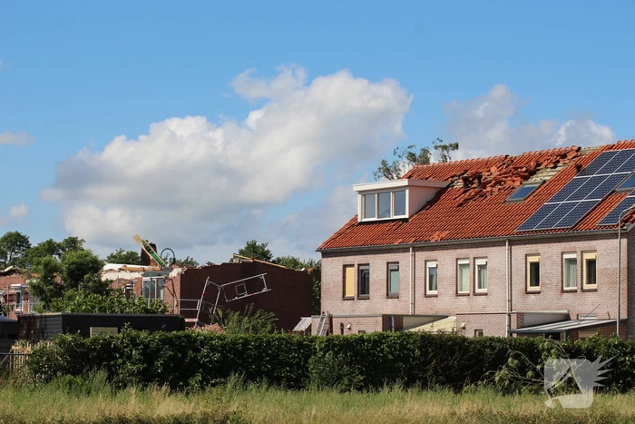 Windhoos richt grote schade aan, een dode