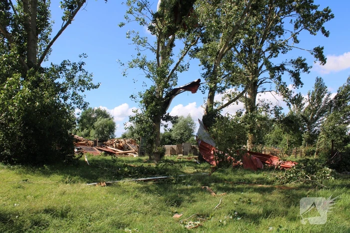 Windhoos richt grote schade aan, een dode