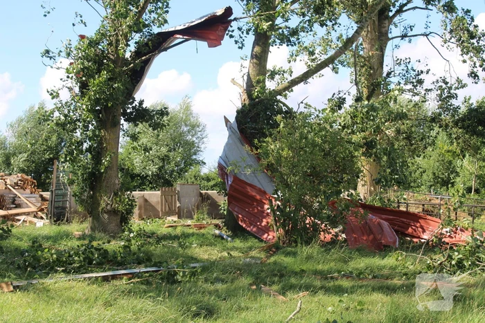 Windhoos richt grote schade aan, een dode