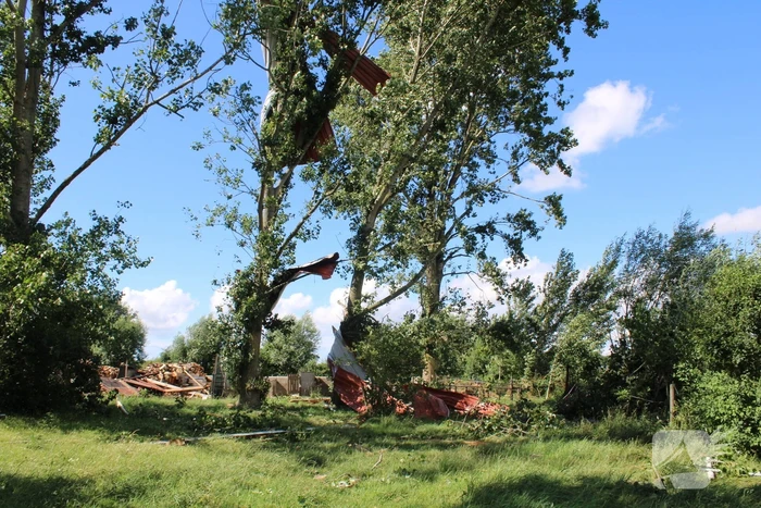 Windhoos richt grote schade aan, een dode