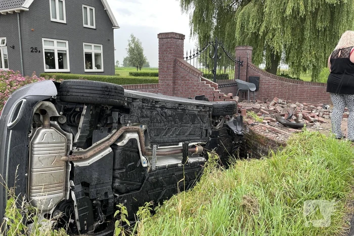 Auto knalt door muur en belandt in het water