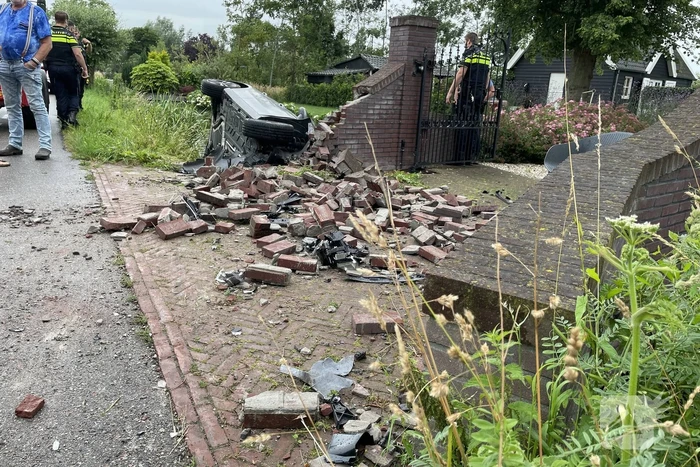 Auto knalt door muur en belandt in het water