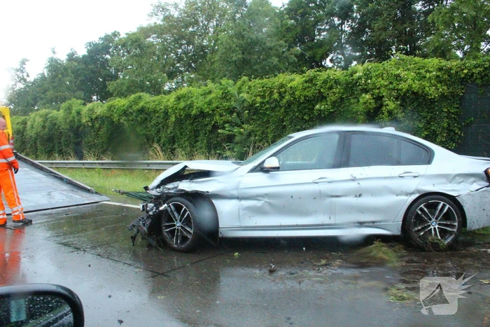 BMW duikt de vangrail en raakte zwaar beschadigd