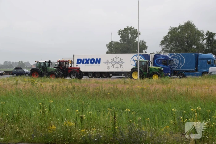 Boeren blokkeren snelweg