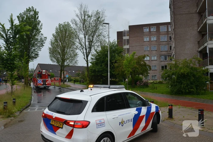 Grote brand door mogelijk blikseminslag in flat