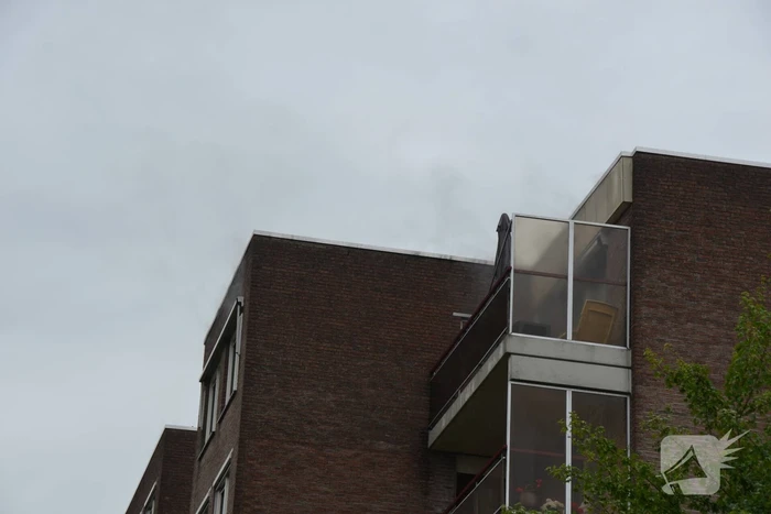 Grote brand door mogelijk blikseminslag in flat