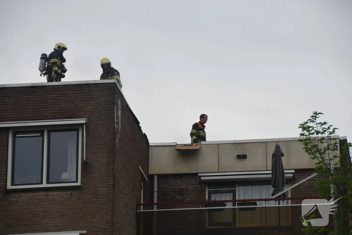 Grote brand door mogelijk blikseminslag in flat