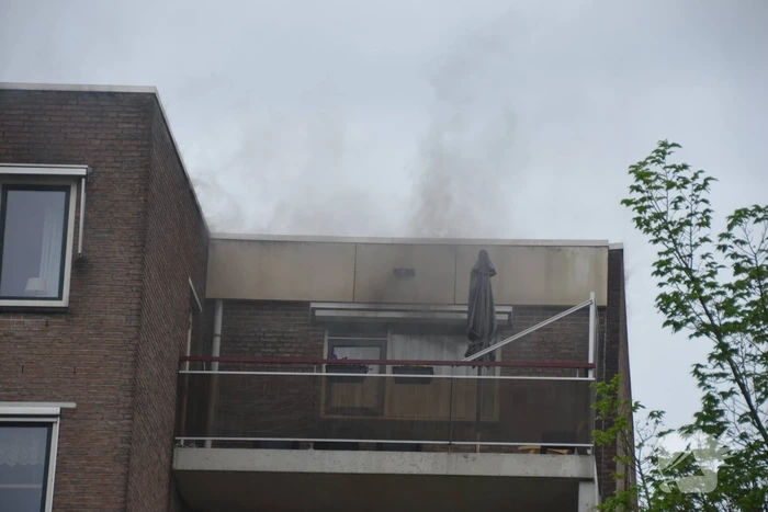 Grote brand door mogelijk blikseminslag in flat