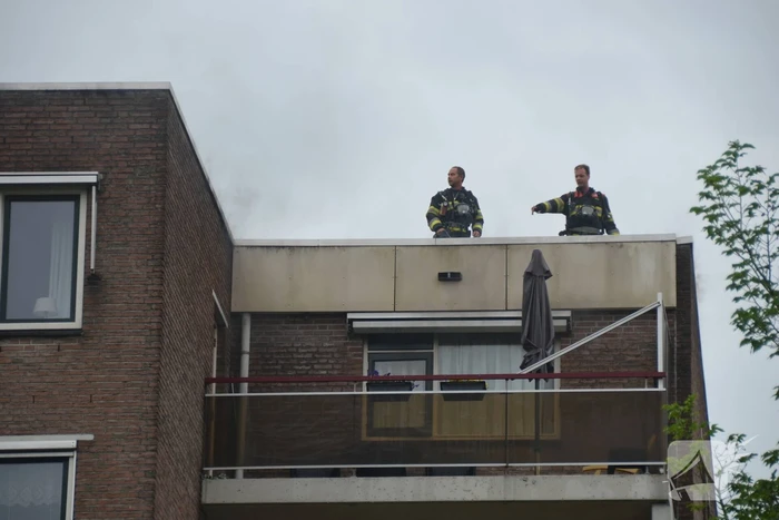 Grote brand door mogelijk blikseminslag in flat