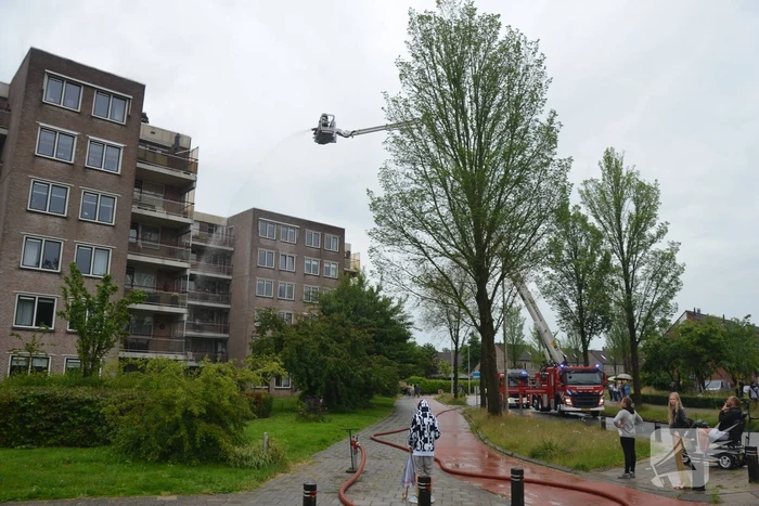 Grote brand door mogelijk blikseminslag in flat