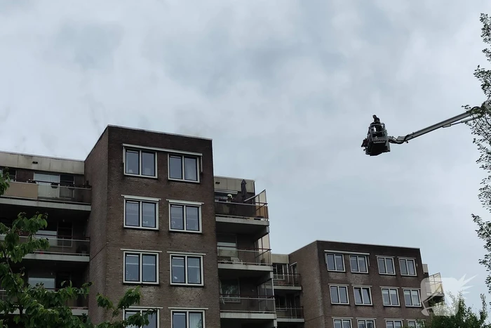 Grote brand door mogelijk blikseminslag in flat