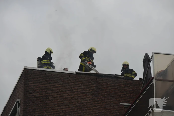 Grote brand door mogelijk blikseminslag in flat