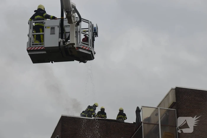 Grote brand door mogelijk blikseminslag in flat