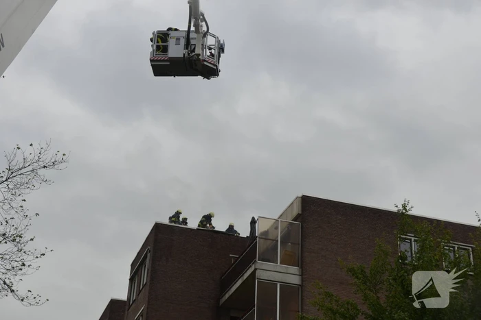 Grote brand door mogelijk blikseminslag in flat