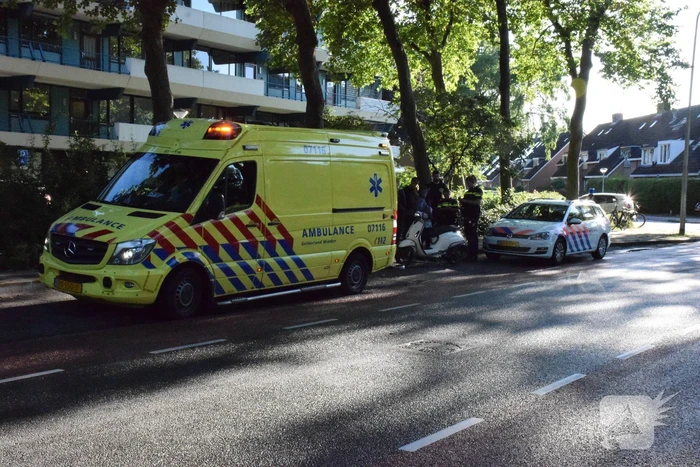 Scooter onderuit door glad wegdek