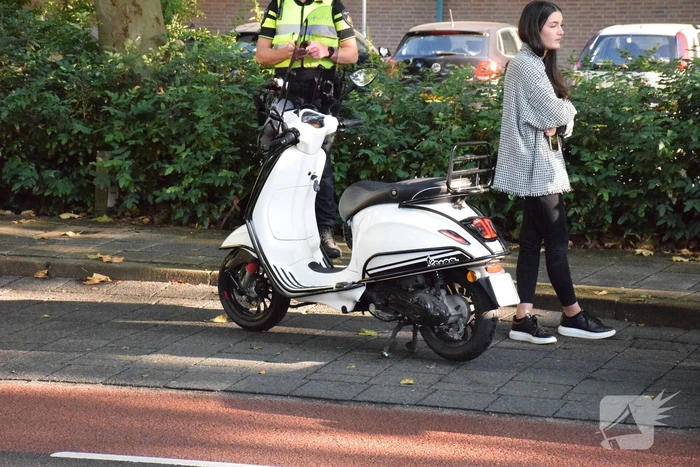 Scooter onderuit door glad wegdek