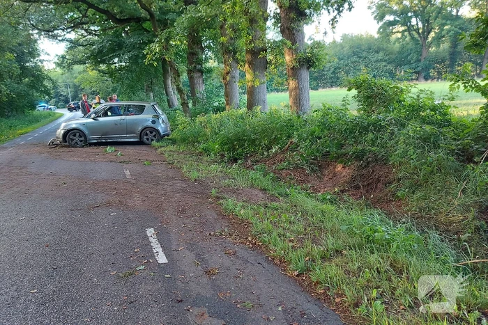 Auto belandt in berm