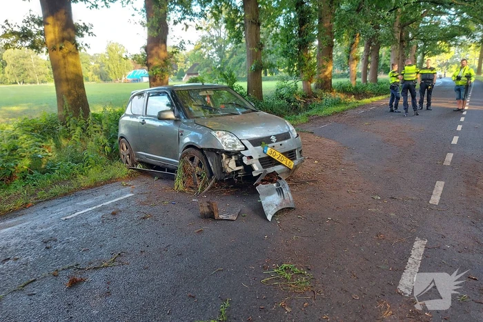 Auto belandt in berm