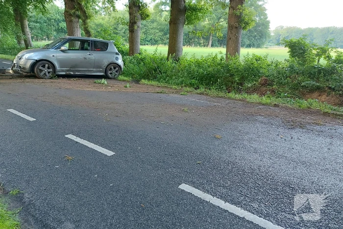 Auto belandt in berm