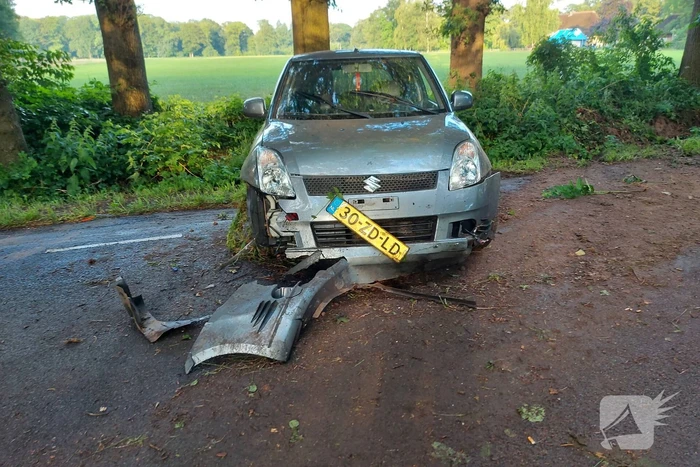 Auto belandt in berm