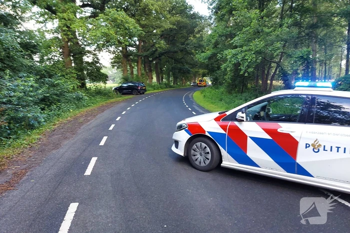 Auto belandt in berm