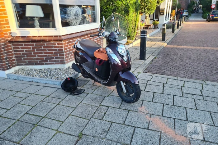 Scooter ten val bij wegversmalling