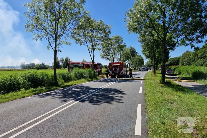 Weg afgesloten door flinke buitenbrand