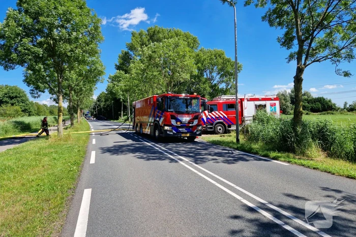 Weg afgesloten door flinke buitenbrand