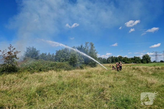 Weg afgesloten door flinke buitenbrand