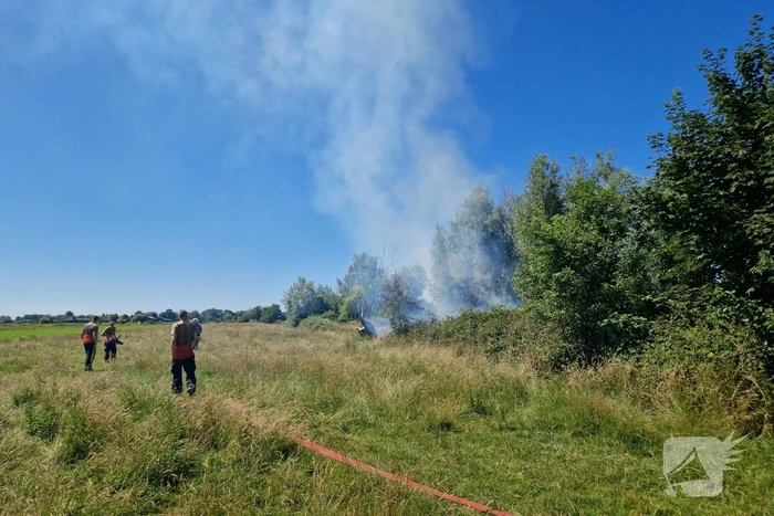 Weg afgesloten door flinke buitenbrand